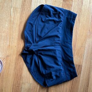 Lululemon black size 6 reg shorts